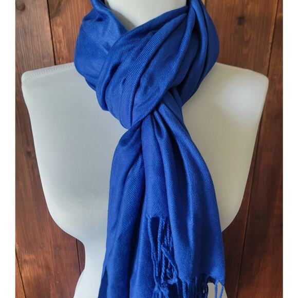 Liz Claiborne Blue Scarf 100% Rayon Fringe Soft Lush Wrap Shawl Women Accessory - Picture 4 of 7